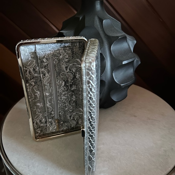 Silver snakeskin texture clutch - Picture 2 of 5